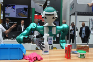Hilft, wenn der Mensch Unterstützung braucht: Der Roboter ARMAR-6 vom KIT. Foto: Marie Stach