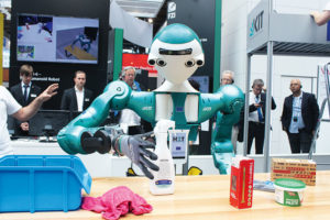 Digitale Unterstützung: Der auf der Cebit präsentierte Roboter ARMAR-6 vom Karlsruher Institut für Technologie erfasst Situationen und hilft, zum Beispiel indem er seinem menschlichen Kollegen ein Putzmittel anreicht.