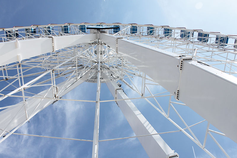 Das 60 Meter hohe Riesenrad von SAP war das Wahrzeichen der Cebit 2018. Vor oder nach der Fahrt konnten die Besucher sich am Modell eines „intelligenten Freizeitparks“ informieren, wie digitale Technik und Software den Betrieb eines solchen Parks erleichtern kann.