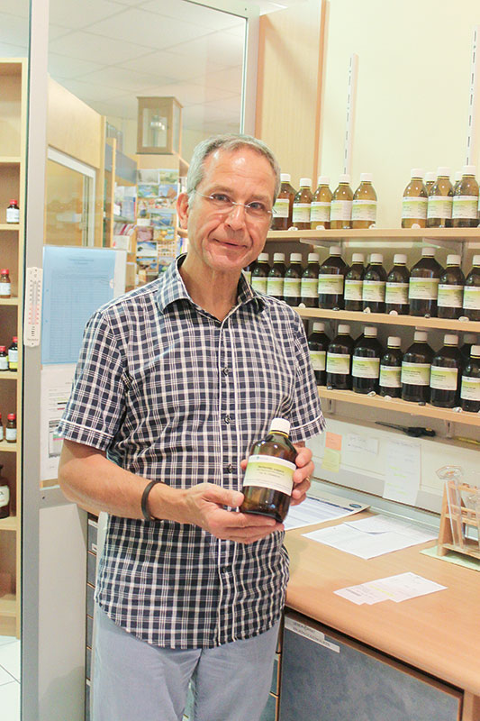 Seit 2006 bietet die Apotheke von Bernhard Firsching spagyrische Arzneimittel an, die aus einer Auswahl von 104 pflanzlichen Essenzen hergestellt werden. Foto: Georg Thomas