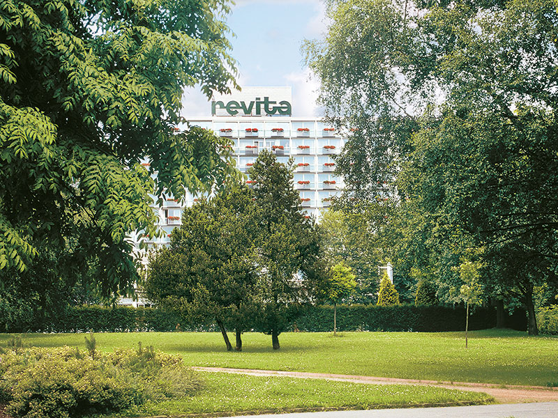 Das Revita Hotel in Bad Lauterberg begrüßt seine Gäste mit einem weitläufigen Foyer. Foto: Revita Hotel.