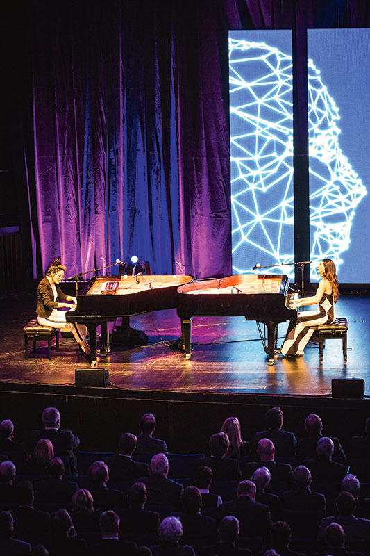 Auch hier stehen Menschen im Mittelpunkt: Die Queenz of Piano, Jennifer Rüth und Ming, begeisterten in Hannover das Publikum. Foto: Insa Hagemann