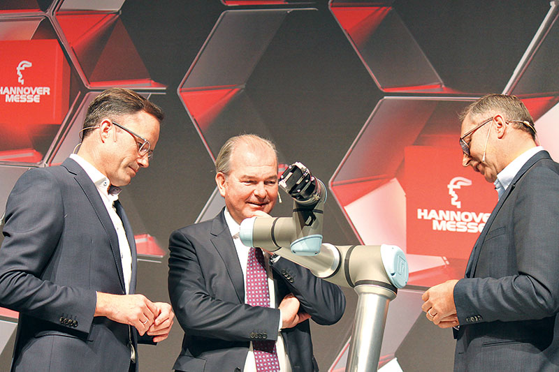 Und auch Jürgen von Hollen (r.) präsentierte vor der Messe einen Cobot von Universal Robots. Foto: Deutsche Messe