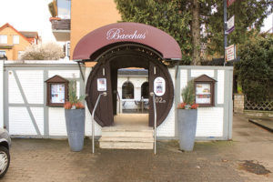 Das griechische Restaurant Bacchus liegt direkt an der B3 in Arnum: Gastwirt Wassilios Fournaris hofft auf mehr Parkplätze für seine Gäste. Foto: Georg Thomas