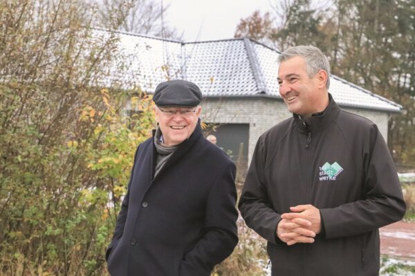 Kalte Nahwärme: Das hat sich auch Ministerpräsident Stephan Weil angesehen, hier zusammen mit Stadtwerke-Chef Dieter Lindauer (r.).